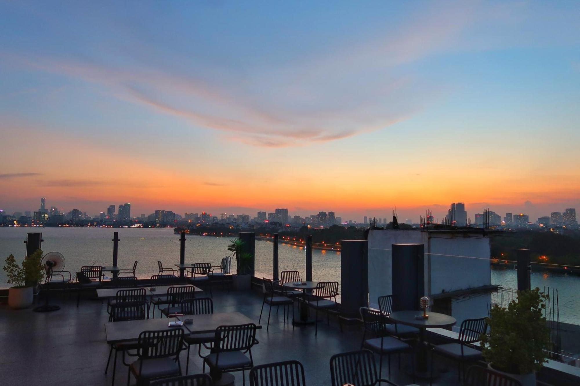 Margaery Boutique Apartment & Skyon9 Rooftop Bar Hanoi Buitenkant foto