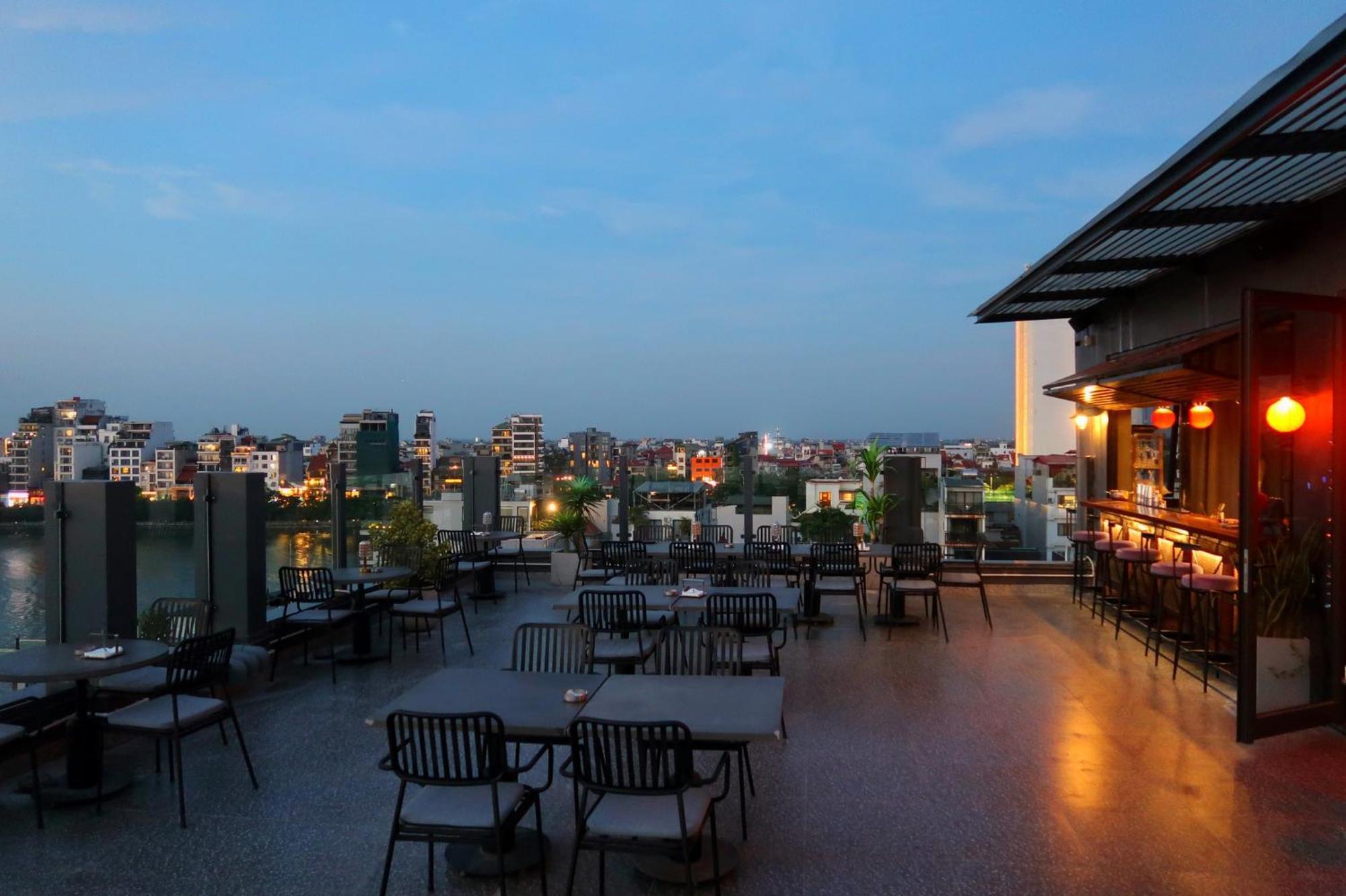 Margaery Boutique Apartment & Skyon9 Rooftop Bar Hanoi Buitenkant foto