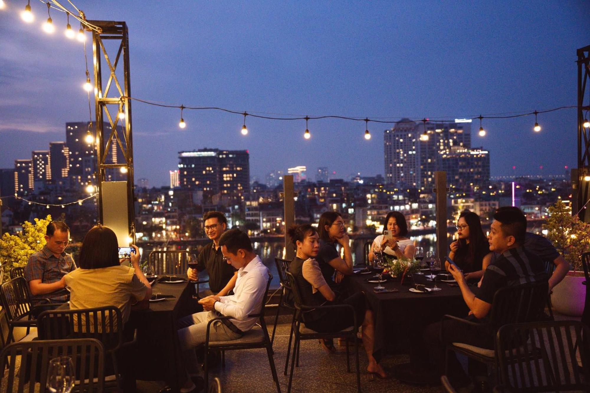 Margaery Boutique Apartment & Skyon9 Rooftop Bar Hanoi Buitenkant foto